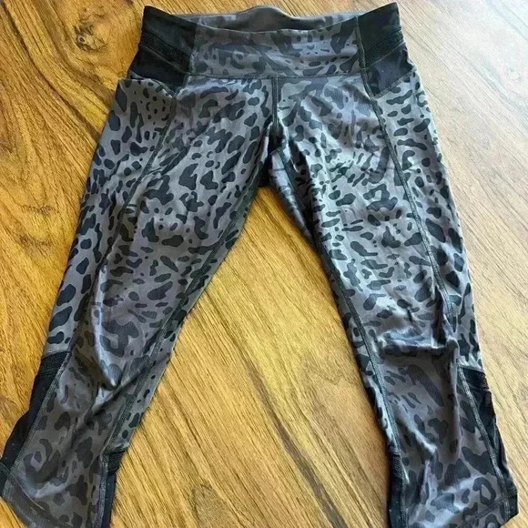 Lululemon Just Breathe Crop-Sz 8 - Picture 1 of 8